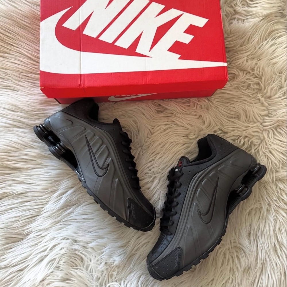 Nike Shox R4 🔥 Black Lifestyle Sneakers AR3565 004 Women’s Size 7.5 8 NEW - Picture 3 of 10